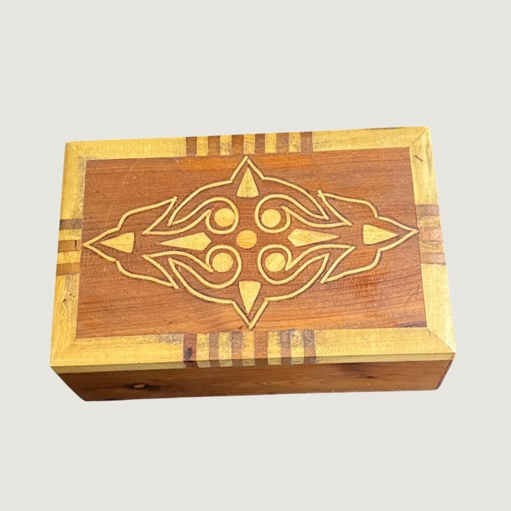 Vintage Inlaid  Wood Jewelry Box Geometric Medallion Keepsake Trinket Chest